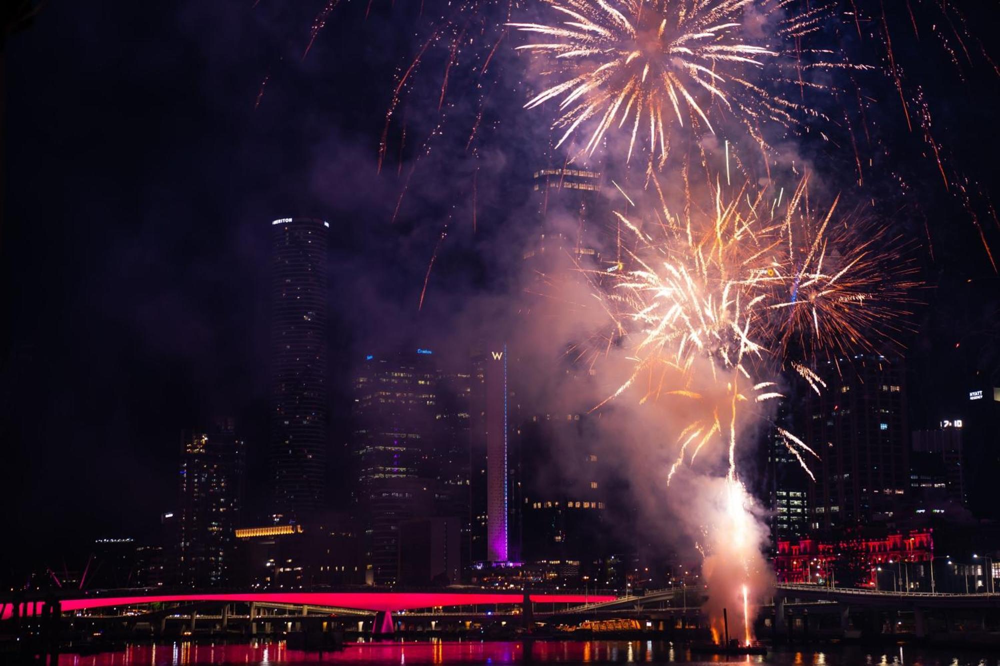 W Brisbane Hotel Exterior foto Fireworks at the 2011 New Year's Eve celebrations